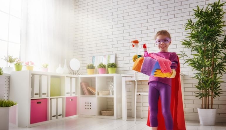 Когда и как научить ребенка убирать за собой игрушки?